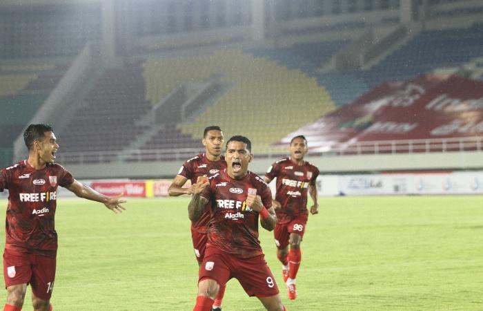 selebrasi-pemain-persis-solo-alberto-goncalves-saat-mencetak-gol-ke-gawang-psg-pati.jpg