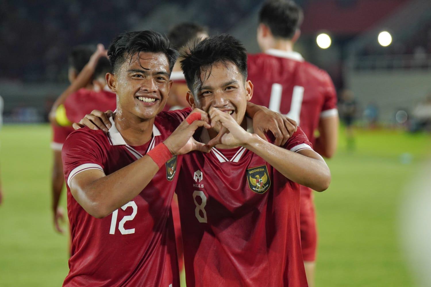 selebrasi-pesepak-bola-timnas-indonesia-witan-sulaeman-memeluk-pratama-arhan.jpg