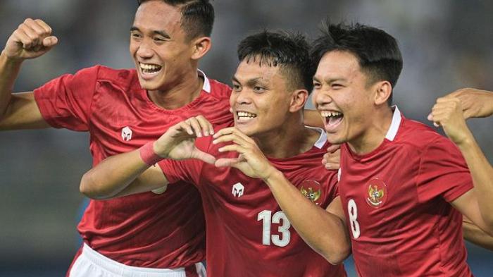 selebrasi-rachmat-irianto-rizky-ridho-dan-witan-sulaeman.jpg