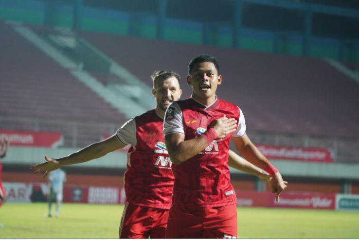 selebrasi-taufik-hidayat-setelah-mencetak-gol-ke-gawang-persib-bandung.jpg