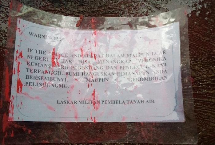 selembar-kertas-dilaminating-bertuliskan-ancaman-setelah-benda-diduga-bom-meledak.jpg