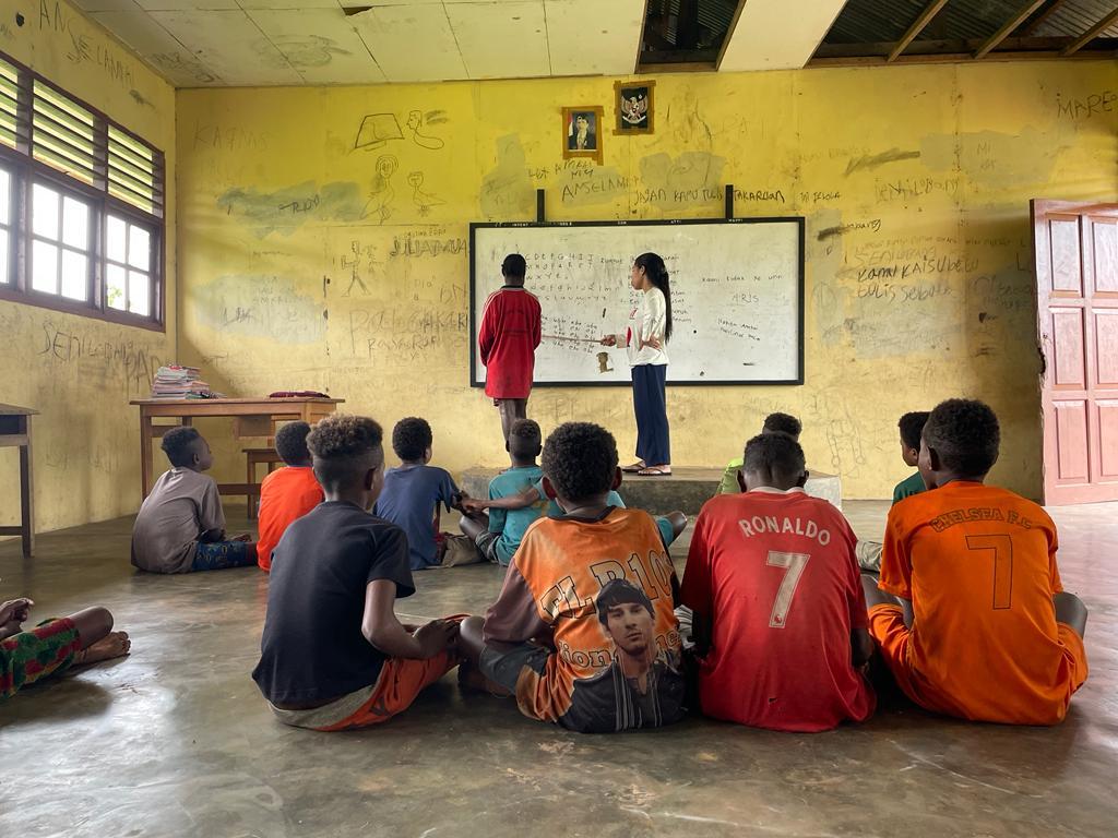 KEGIATAN BELAJAR MENGAJAR - Suasana kegiatan belajar mengajar di SDN Atti, Distrik Minyamur, Kabupaten Mappi, Papua Selatan. Terlihat para siswa belajar dengan duduk di lantai dan tanpa memakai seragam.