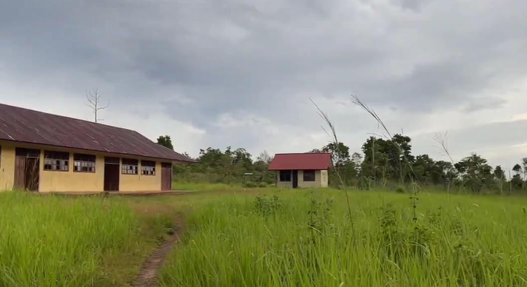 MENGAJAR DI PEDALAMAN - Suasana SDN Atti, Distrik Minyamur, Kabupaten Mappi, Papua Selatan. Tampak ada bangunan mes yang menjadi tempat tinggal para guru program Guru Penggerak Daerah Terpencil (GPDT).