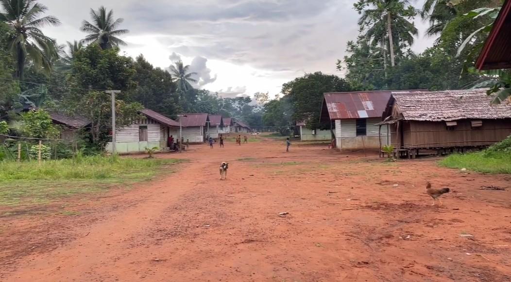 SUASANA KAMPUNG ATTI - Tangkap layar suasana Kampung Atti, Distrik Minyamur, Kabupaten Mappi, Papua Selatan. Menurut Keputusan Menteri Pendidikan, Kebudayaan, Riset, dan Teknologi Nomor 160/P/2021 tentang Daerah Khusus Berdasarkan Kondisi Geografis, Kampung Atti termasuk ke dalam daerah khusus atau daerah 3T (Terdepan, Terluar dan Tertinggal).