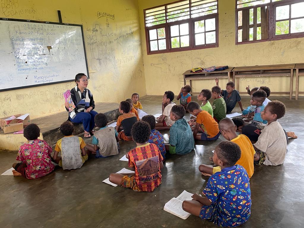 SEMANGAT GURU DIANA - Diana Cristiana Da Costa Ati, guru kontrak program Guru Penggerak Daerah Terpencil (GPDT) di Kabupaten Mappi, Papua Selatan mengajar para siswa SDN Atti, Distrik Minyamur.