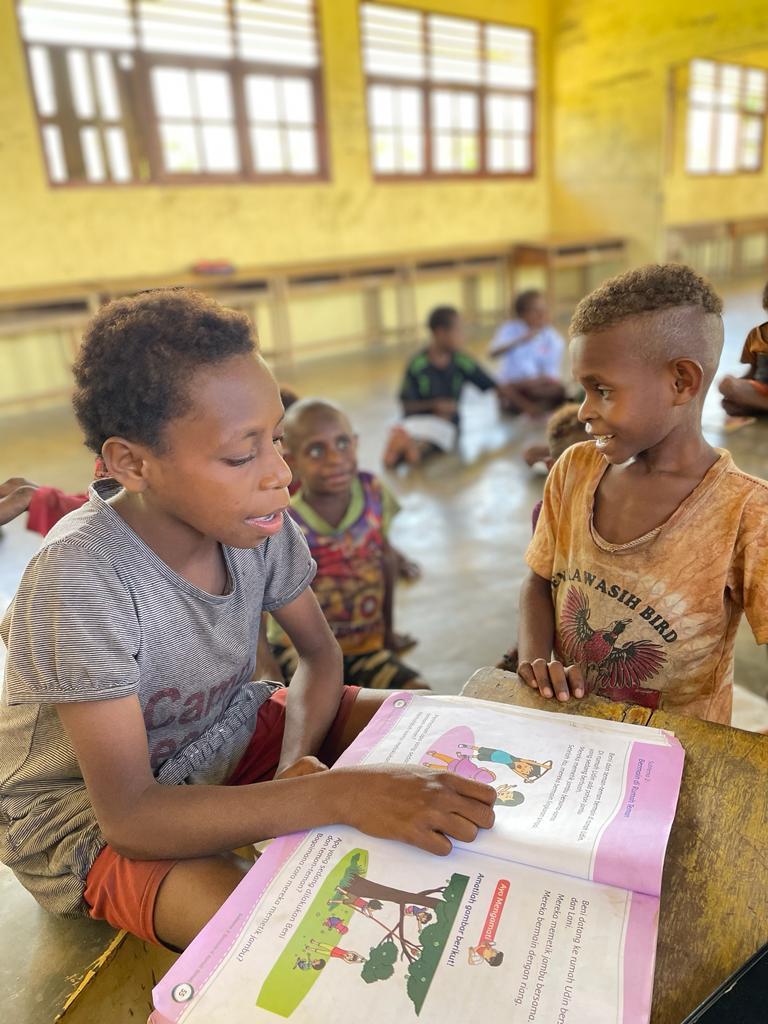 MAHIR MEMBACA - Satu di antara siswa SDN Atti, Distrik Minyamur, Kabupaten Mappi, Papua Selatan tengah membaca buku.
