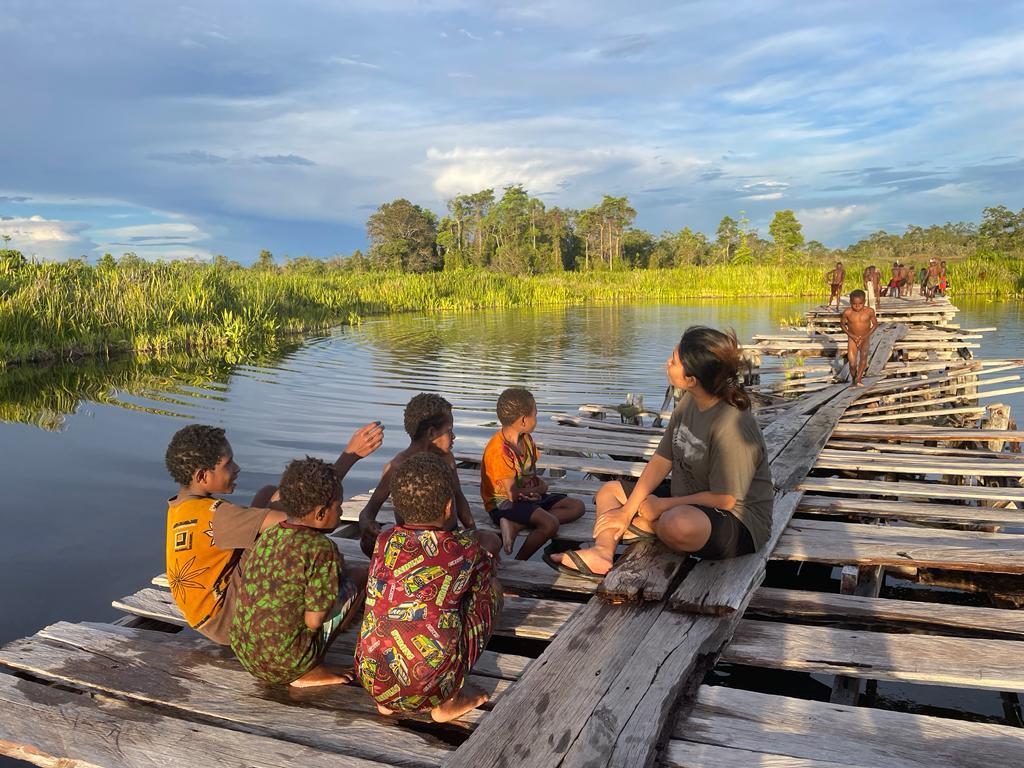 SEMANGAT GURU DIANA - Diana Cristiana Da Costa Ati, guru kontrak program Guru Penggerak Daerah Terpencil (GPDT) di Kabupaten Mappi, Papua Selatan bersama siswa di SDN Atti, Distrik Minyamur.