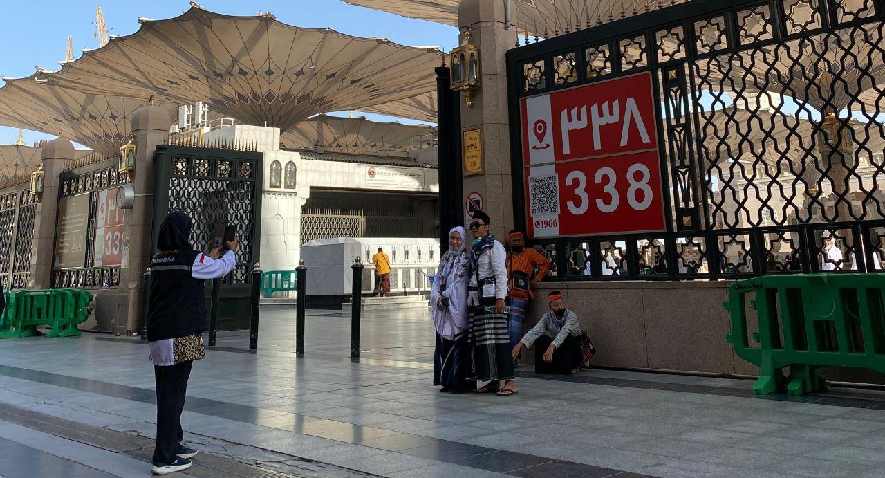 sempat-berpisah-jemaah-haji-inidonesia-pasutri-bertemu-di-pintu-romantis-masjid-nabawi.jpg
