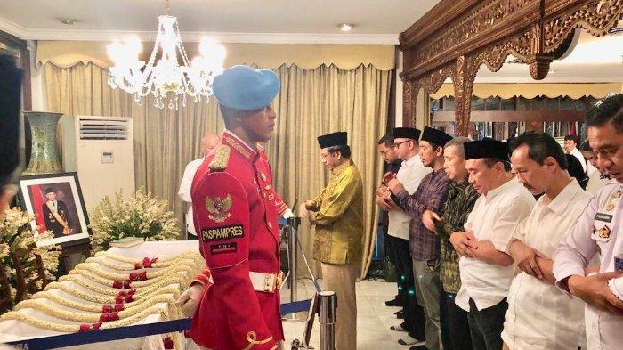 sempat-ikuti-salat-jenazah-bj-habibie-mahfud-md-andai-dibolehkan-saya-protes.jpg