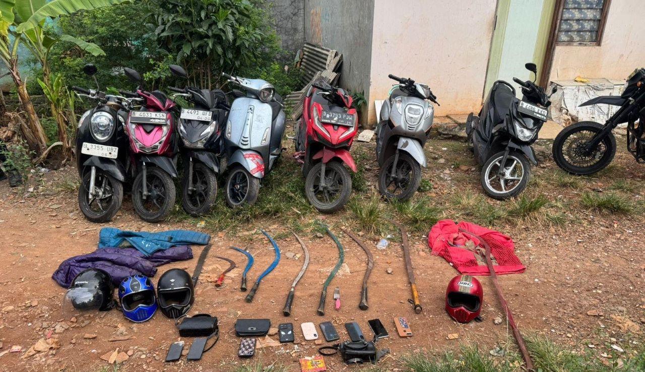 senjata-tajam-corbek-dan-sepeda-motor-diamankan-petugas-kelompok-pemuda-tawuran-di-Bekasi.jpg
