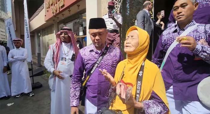 seorang-jemaah-haji-dari-kloter-gelombang-i-sub-46.jpg