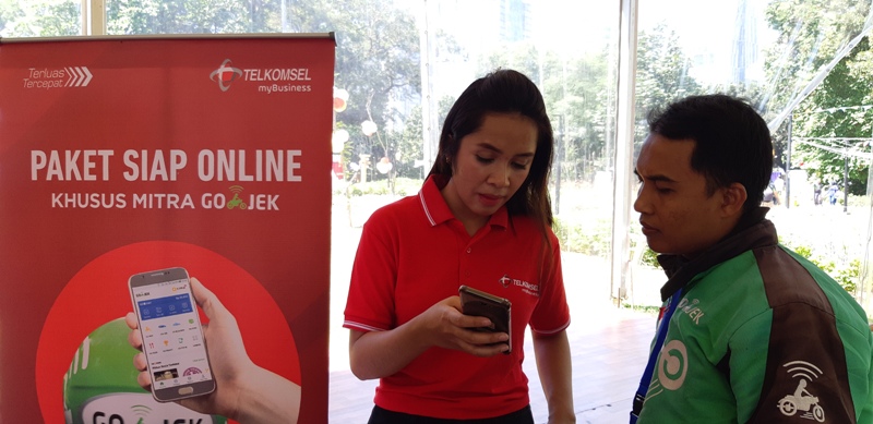 seorang-mitra-driver-go-jek-mencoba-paket-siap-online-di-gbk_20180706_132848.jpg