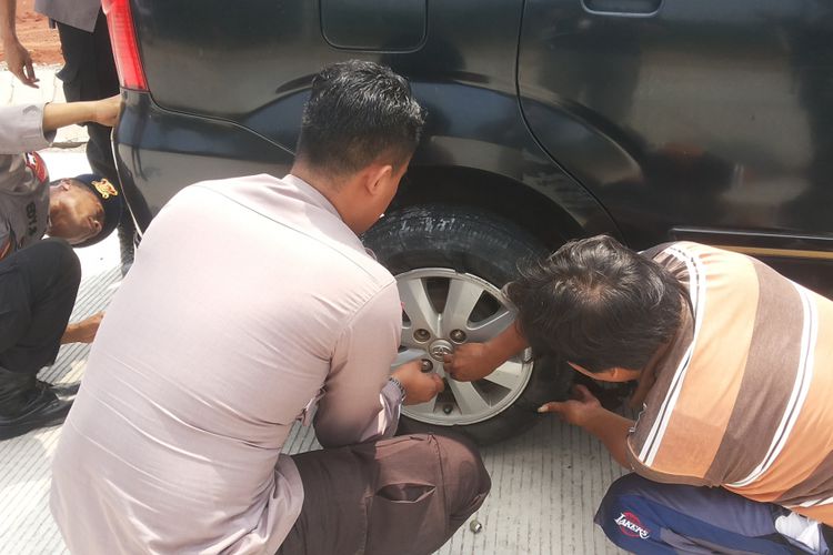 seorang-mobil-pemudik-asal-tangerang-mengalami-ban-meletus_20180613_133958.jpg