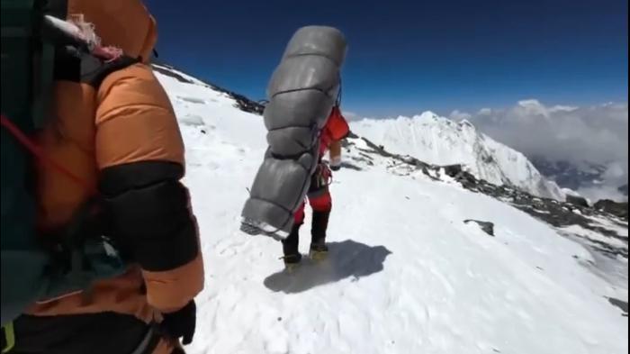 seorang-pemandu-gelje-sherpa-dari-nepal-evakuasi-pendaki-malaysia-di-gunung-everest-8.jpg