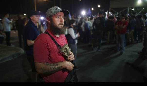 Penampakan Pendukung Trump Nenteng Senjata Laras Panjang Saat Demo Tolak Hasil Pilpres