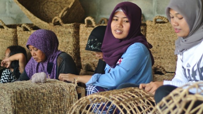 seorang-perajin-kerajinan-eceng-gondok_20170223_193345.jpg