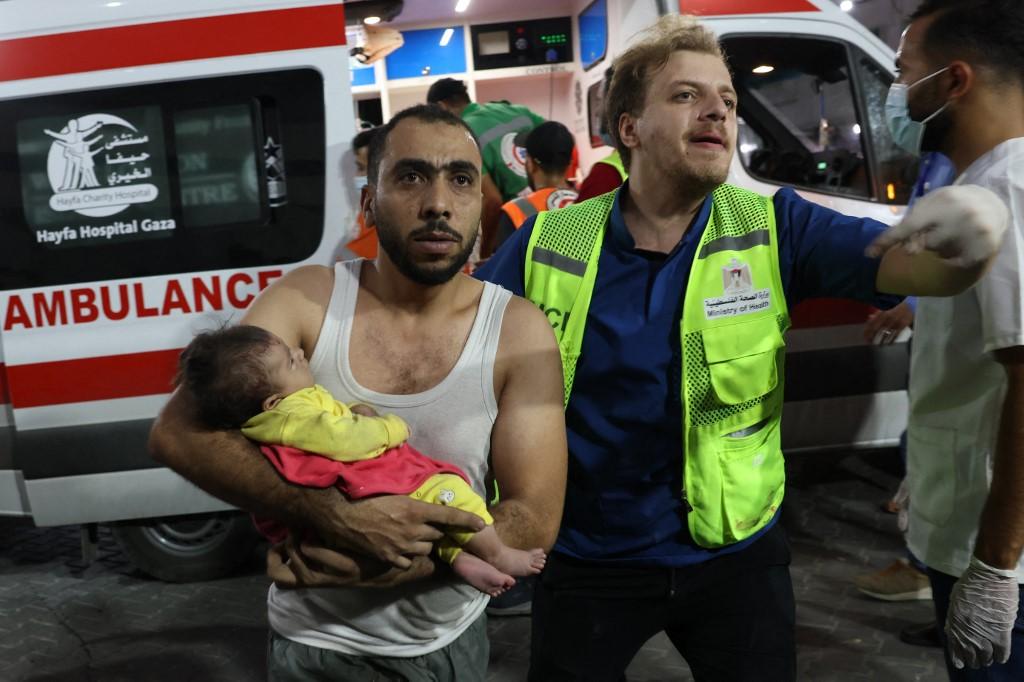 seorang-pria-mengangkut-bayi-palestina-akibat-serangan-israel-di-gaza-t7.jpg