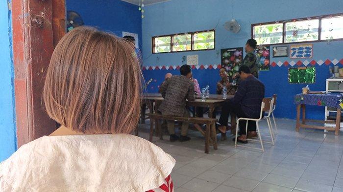 seorang-siswi-sd-di-gresik-jawa-timur-menerima-nasib.jpg
