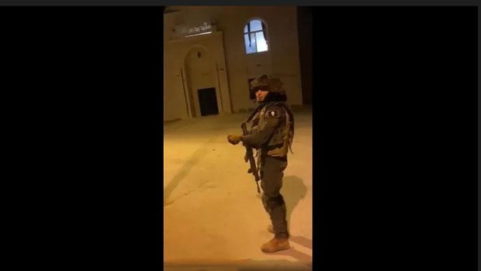 seorang-tentara-israel-melemparkan-sebuah-granat-kejut-dalam-sebuah-masjid.jpg