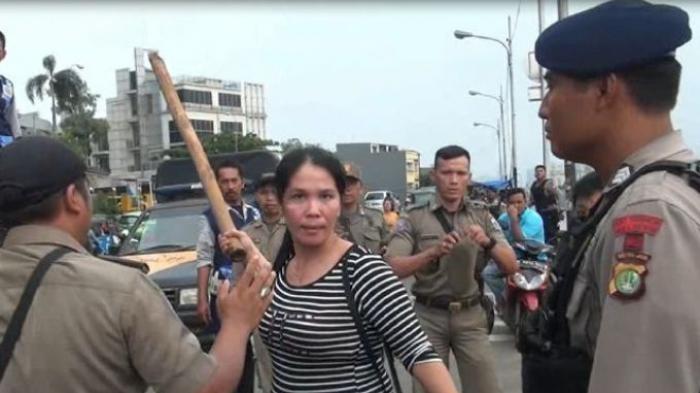 seorang-wanita-mengamuk-saat-motornya-terkena_20160128_204103.jpg