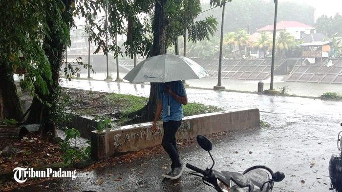 seorang-warga-saat-berjalan-ketika-hujan-mengguyur-kota-padang45.jpg