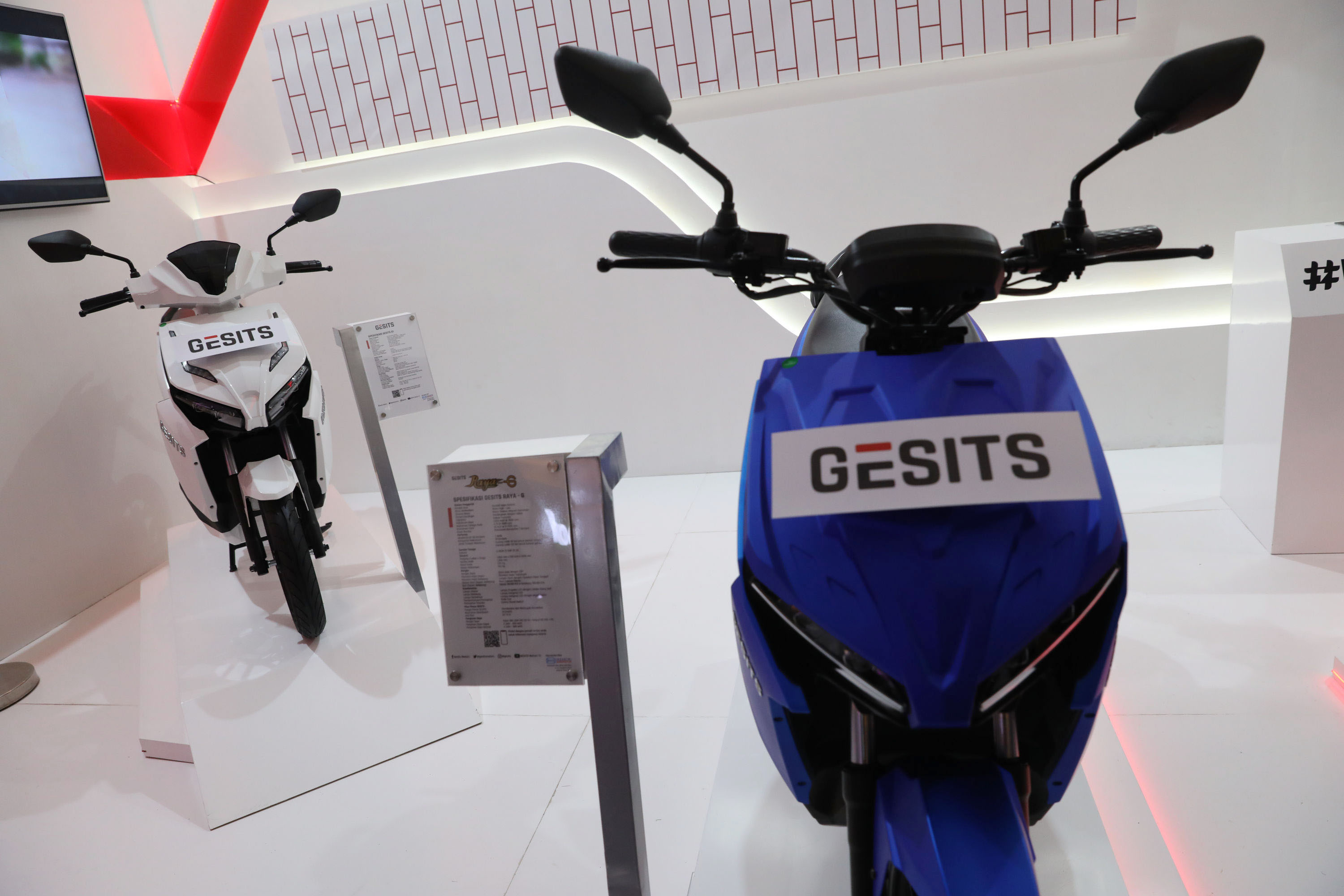 sepeda-motor-listrik-di-ajang-iims-2023_20230217_180959.jpg