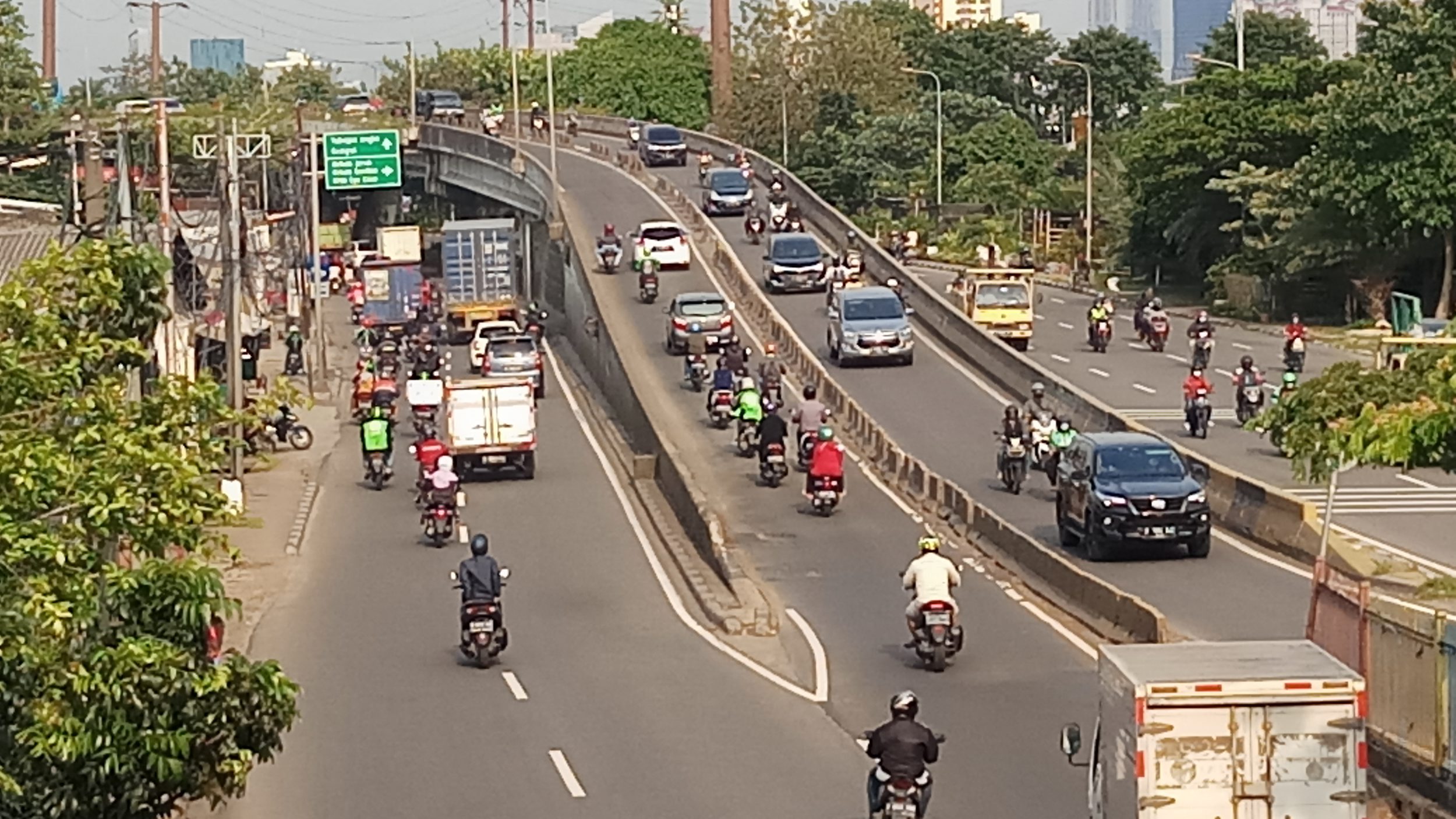 sepeda-motor-nekat-lintasi-flyover-pesing_20210413_185039.jpg
