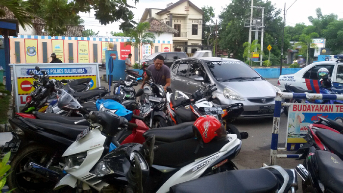 sepeda-motor-siswa-sma-konvoi-diamankan-polisi_20150516_094130.jpg