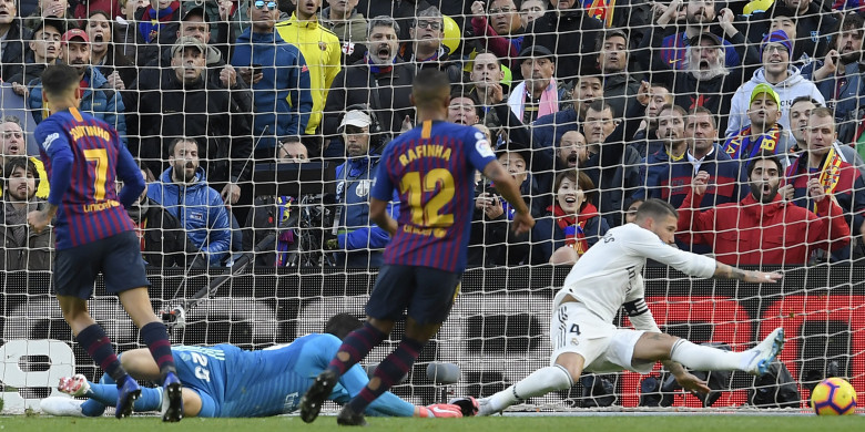 sergio-ramos-gagal-menghadang-bola-tendangan-philippe-coutinho_20181029_001608.jpg