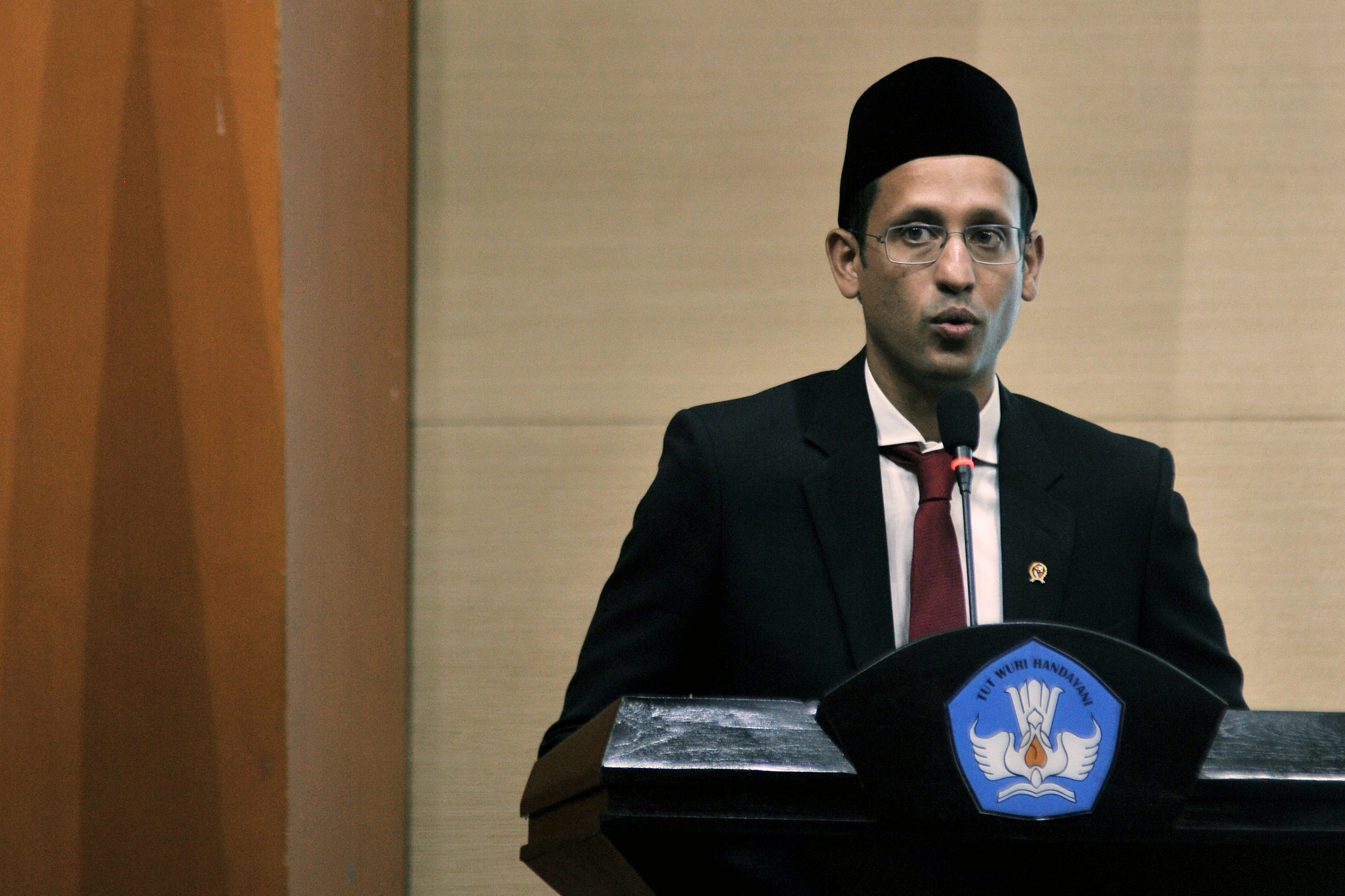 sertijab-mendikbud-dari-muhadjir-effendy-ke-nadiem-makarim_20191023_205701.jpg