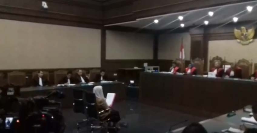 sesenggukan-di-sidang-siti-fadilah-supari-mengaku-digerogoti-penyakit-dan-terancam-buta_20170208_113002.jpg
