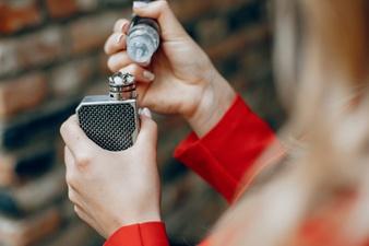 seseorang-sedang-menuangkan-liquid-untuk-vape.jpg