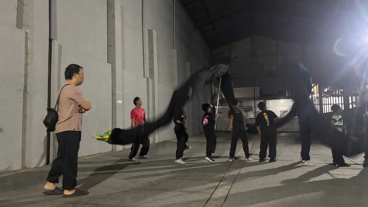 BARONGSAI JELANG IMLEK - Wakil Ketua Umum Tripusaka, Nova Felian Subianto (kiri) saat memimpin sesi latihan kelompok Liong Tripusaka pada Rabu malam (21/1/2026) jelang rangkaian perayaan Imlek 2026