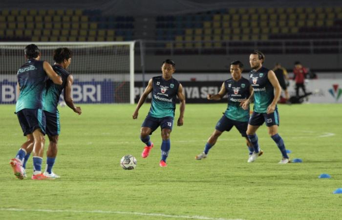 sesi-latihan-persib-bandung-yang-diikuti-mulai-febri-hariyadi-tengah-henhen-herdiana.jpg