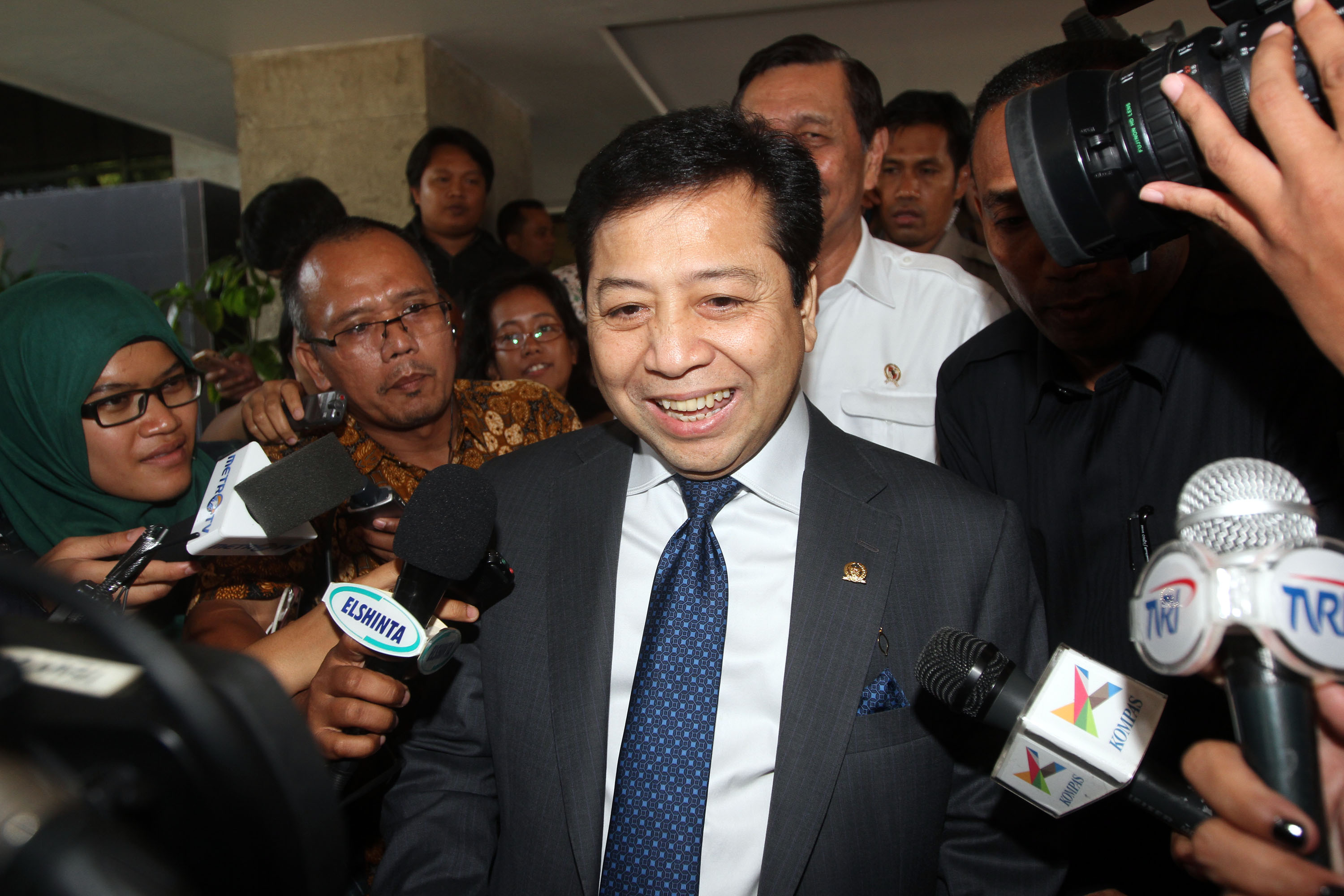 setya-novanto-berikan-surat-keputusan-paripurna-dpr_20150115_202302.jpg