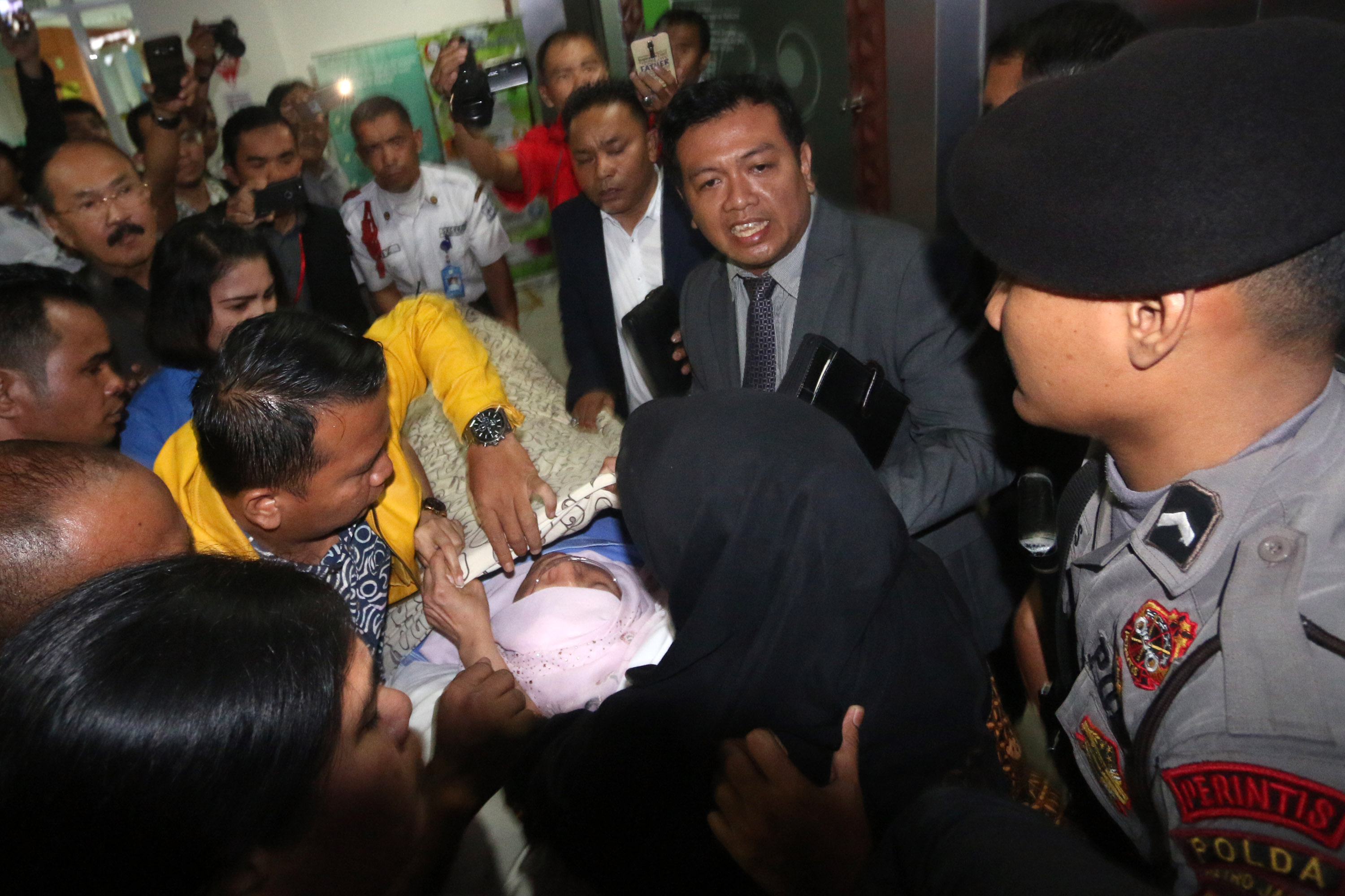 setya-novanto-dibawa-ke-rscm_20171117_181922.jpg