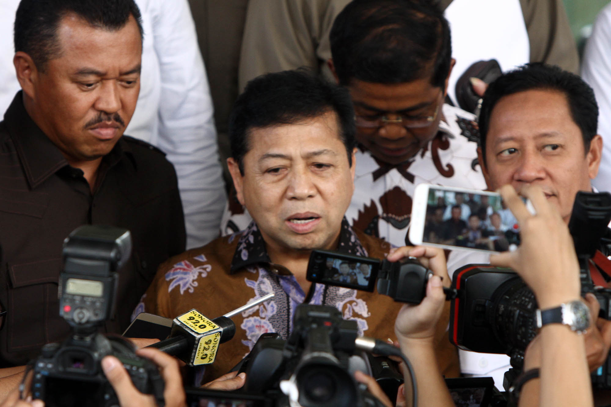 setya-novanto-diperiksa-kpk_20161213_195006.jpg