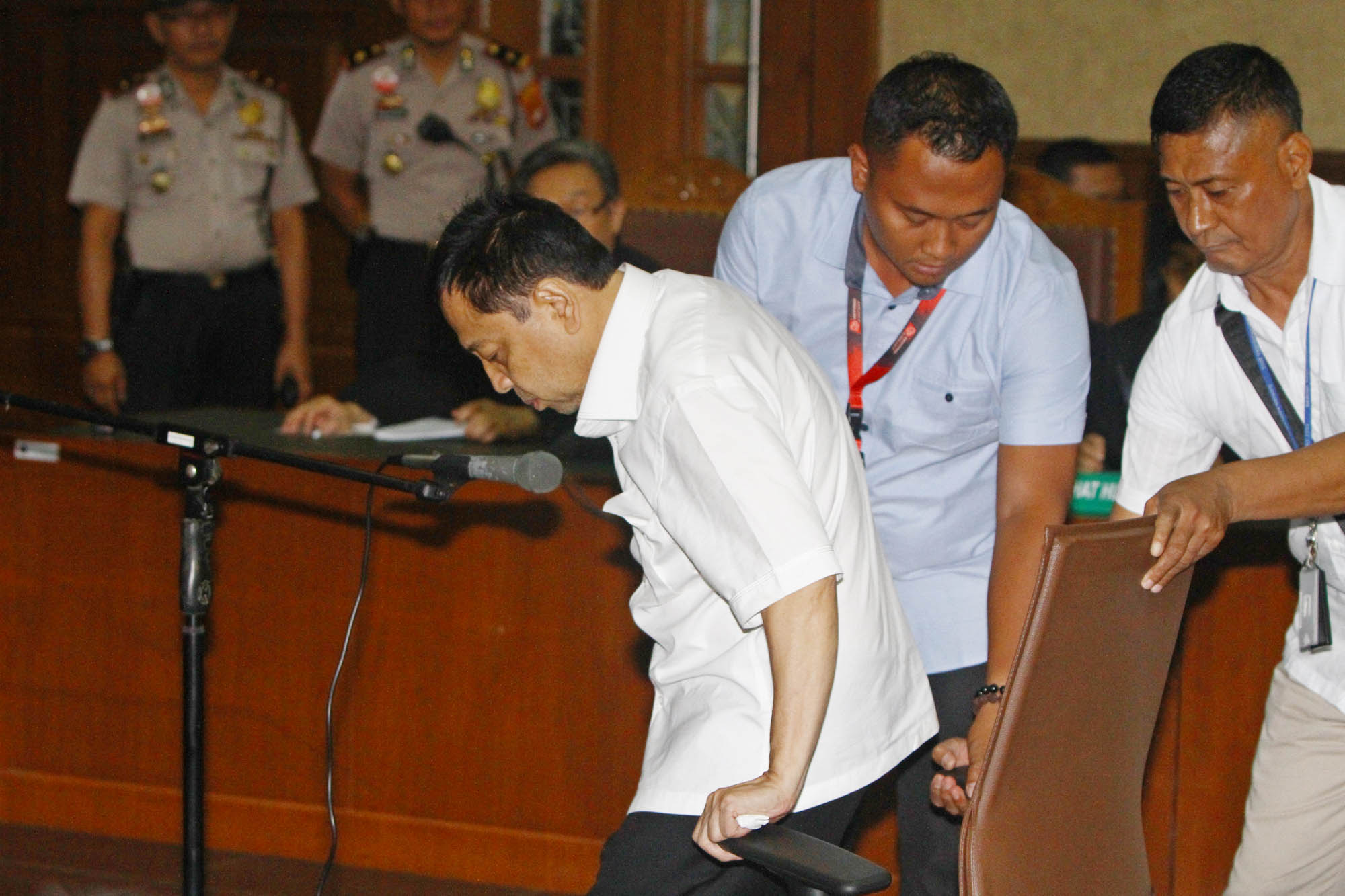 setya-novanto-jalani-sidang-perdana_20171213_155407.jpg