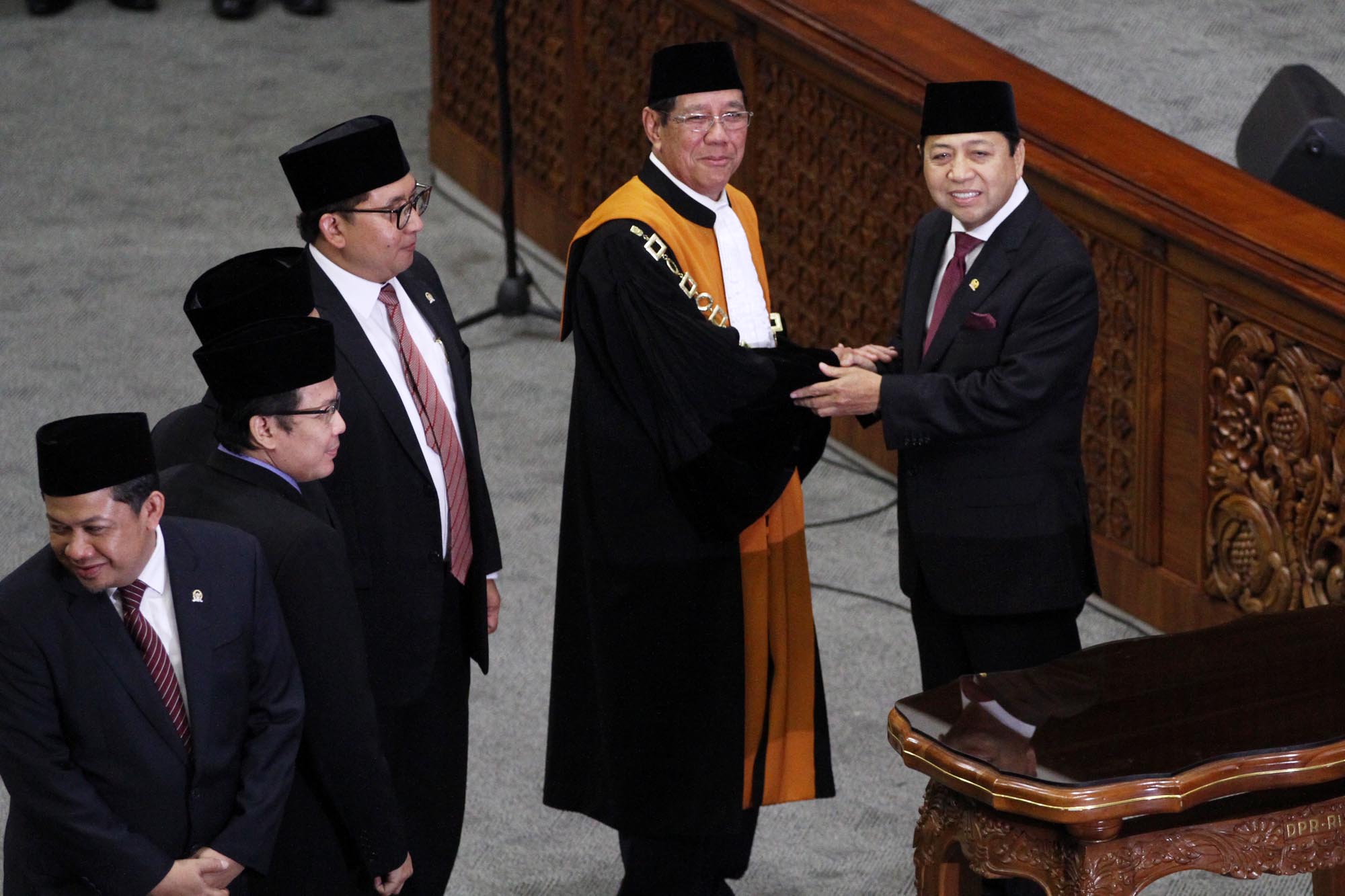 setya-novanto-kembali-dilantik-menjadi-ketua-dpr_20161130_211057.jpg