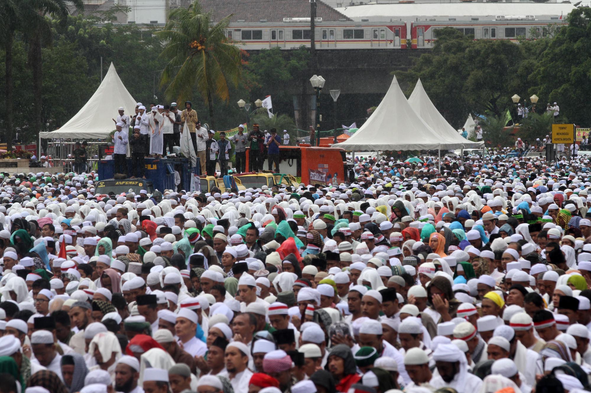 shalat-jumat-aksi-damai-212-di-monas_20161202_143434.jpg