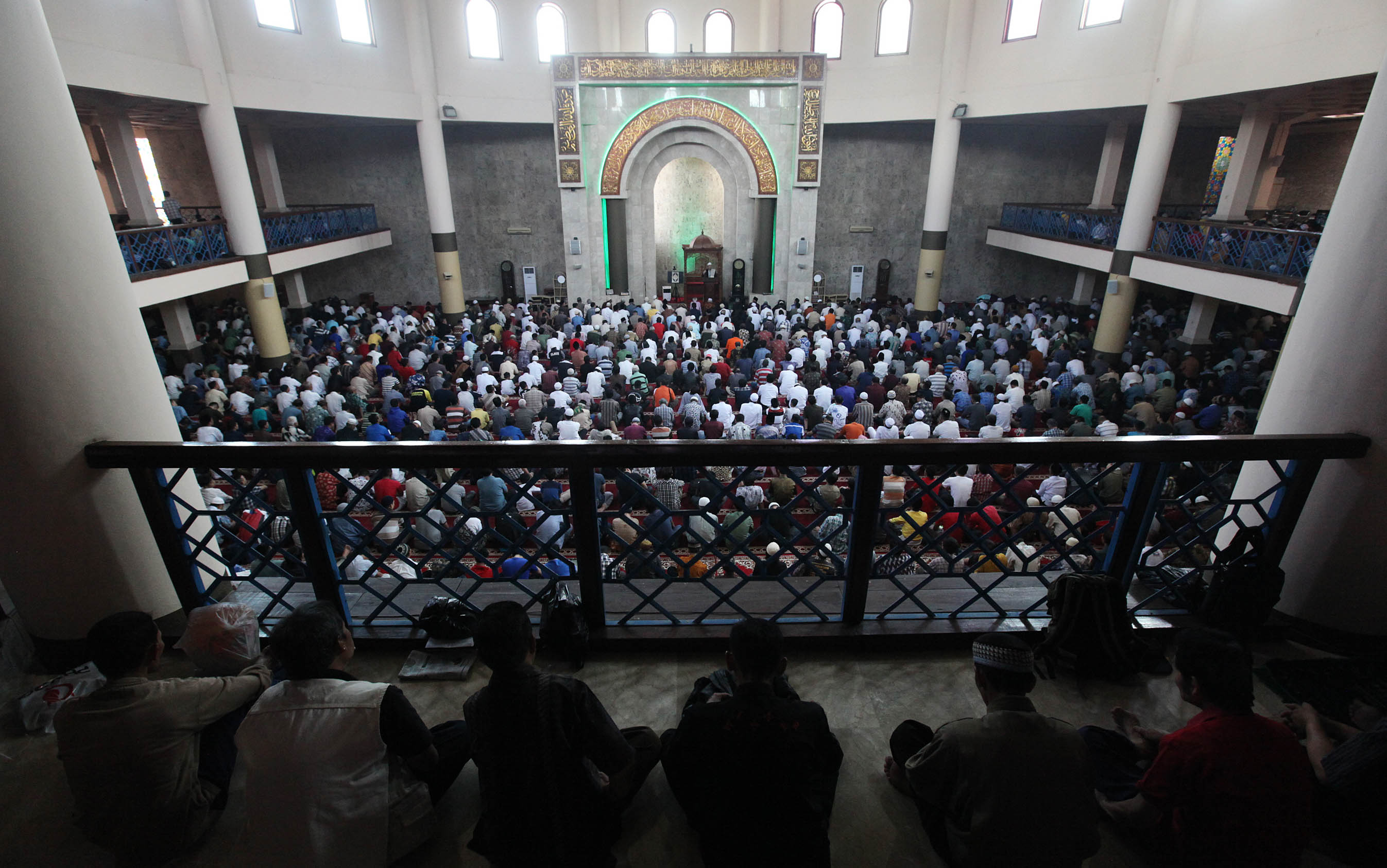 shalat-jumat-di-masjid-raya-bandung_20150713_153328.jpg