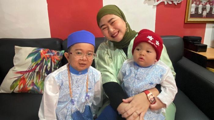 shelvie-hana-wijaya-membantu-perekonomian-daus-mini-dengan-berjualan-baju-online.jpg