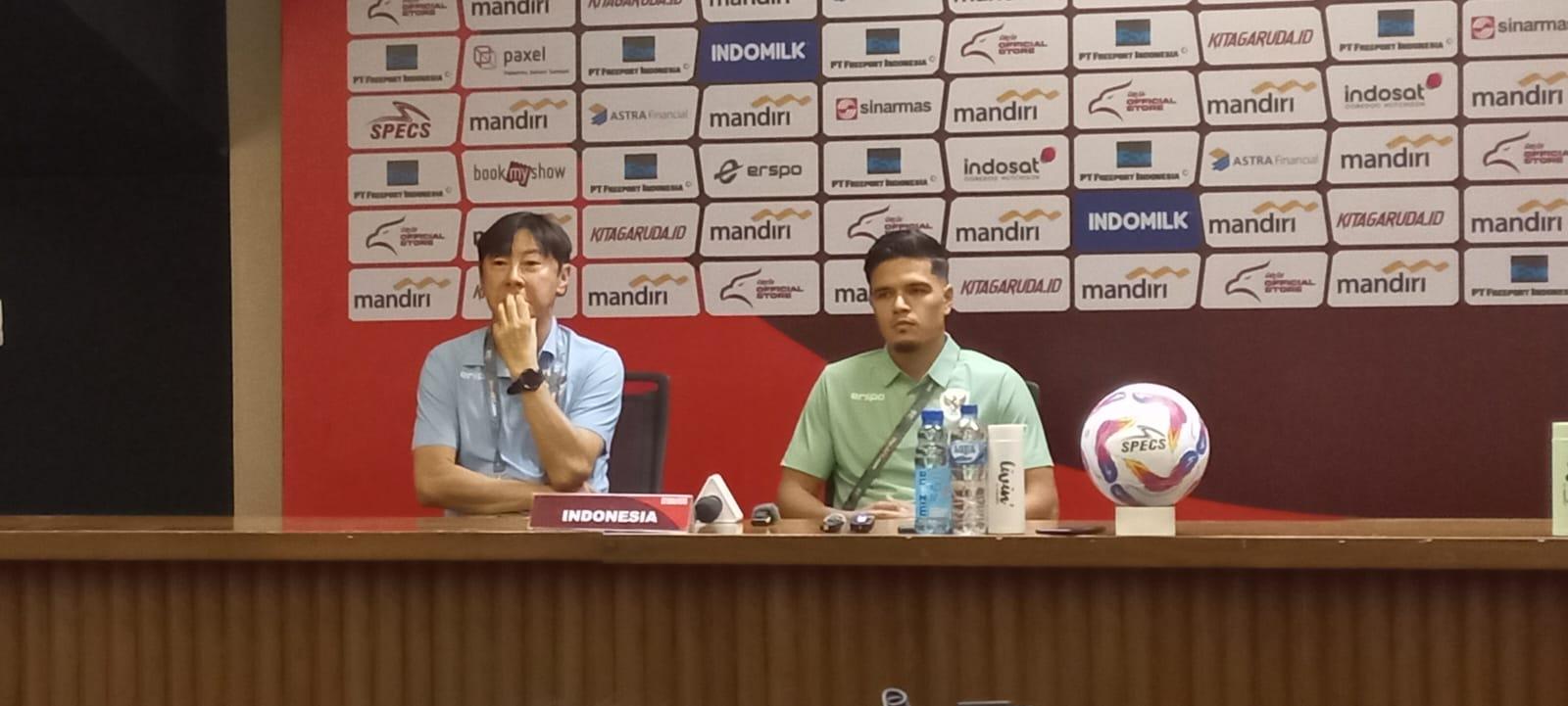 shin-tae-yong-bersama-dengan-ragnar-oratmangoen-saat-menghadiri-sesi-pre-match-conference.jpg