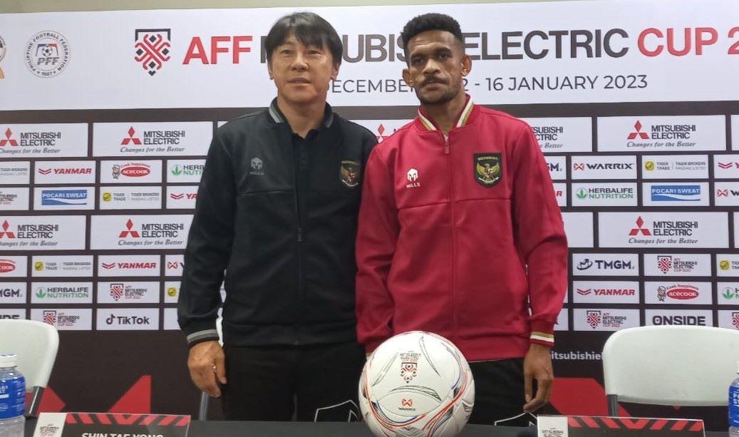 shin-tae-yong-bersama-pemainnya-ricky-kambuaya.jpg