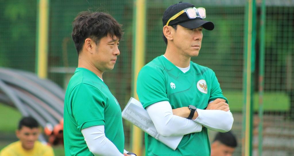 shin-tae-yong-didampingi-penerjemahnya.jpg