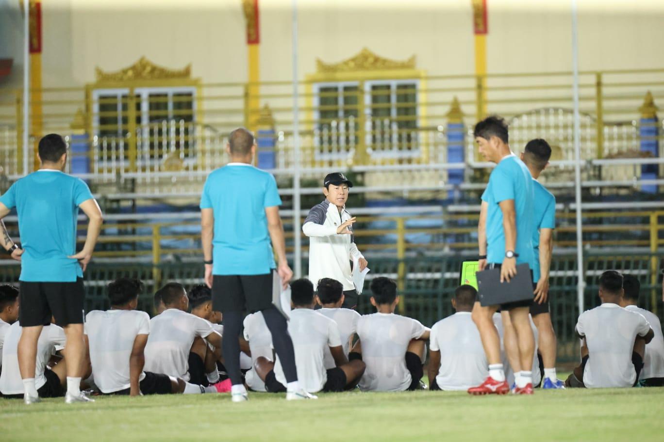 shin-tae-yong-langsung-genjot-latihan-penggawa-timnas-indonesia-jelang-piala-aff-u23-2023.jpg
