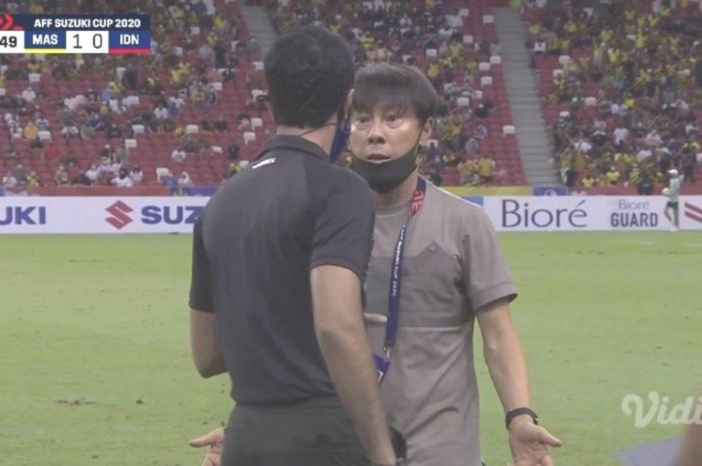 shin-tae-yong-memarahi-wasit-dalam-laga-indonesia-vs-malaysia.jpg