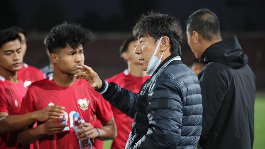 shin-tae-yong-memberikan-instruksi-kepada-para-pemain-timnas-indonesia.jpg