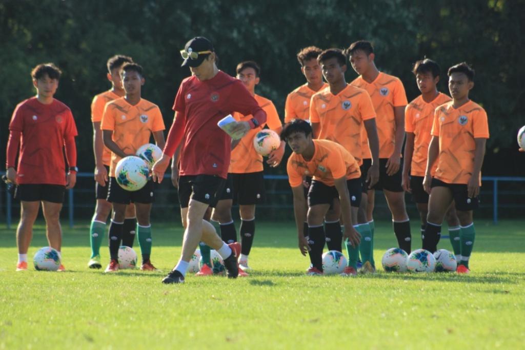 shin-tae-yong-memberikan-instruksi.jpg