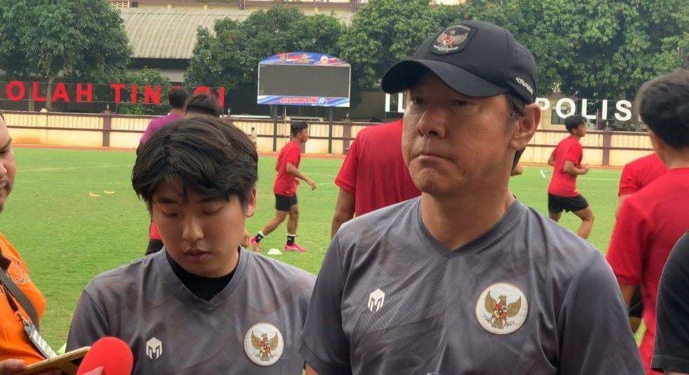 shin-tae-yong-saat-ditemui-sebelum-memimpin-latihan-di-stadion-ptik.jpg